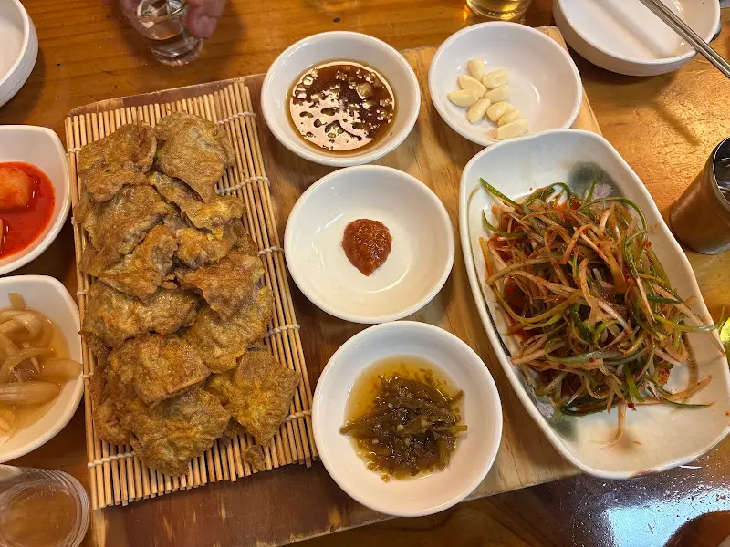 육전과 곁들임 찬들의 조화