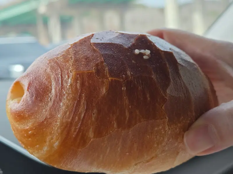 마늘 소금빵 근접샷