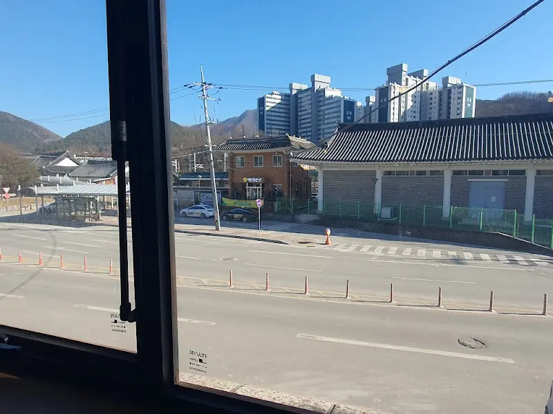 영월 꼬숩 라떼와 창밖 풍경