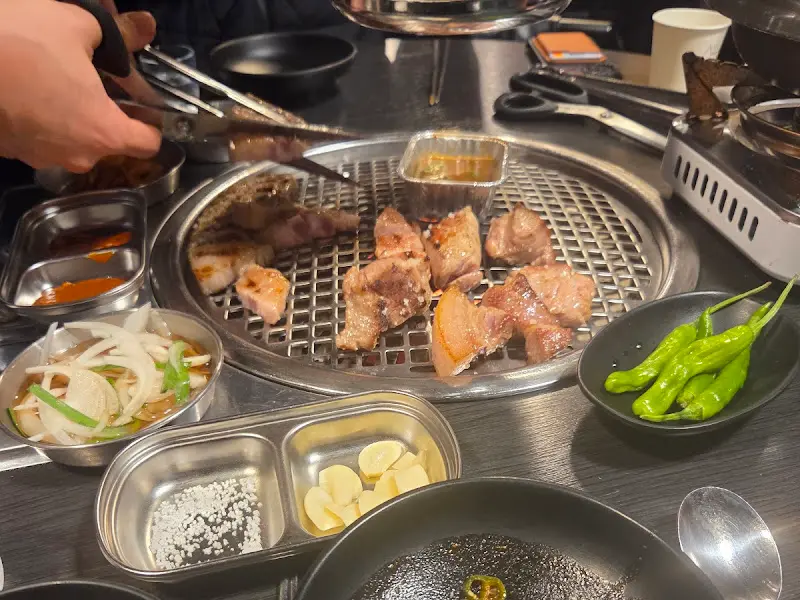 불판 위에서 익어가는 오겹살