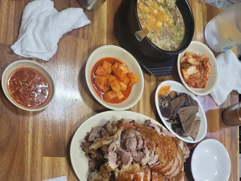 한상 가득 차려진 족발