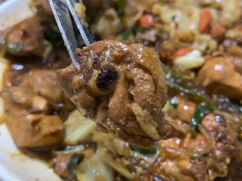 윤기가 흐르는 닭고기 한 점