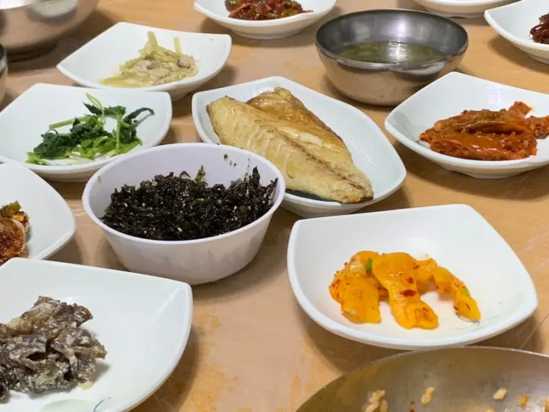 다양한 밑반찬이 놓인 테이블