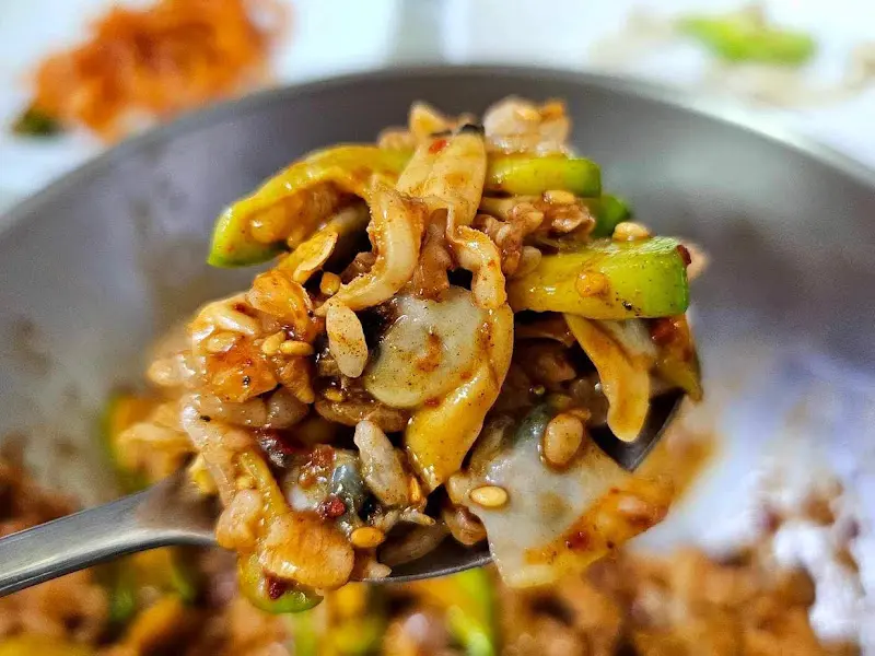 숟가락 위에 올려진 바지락회무침