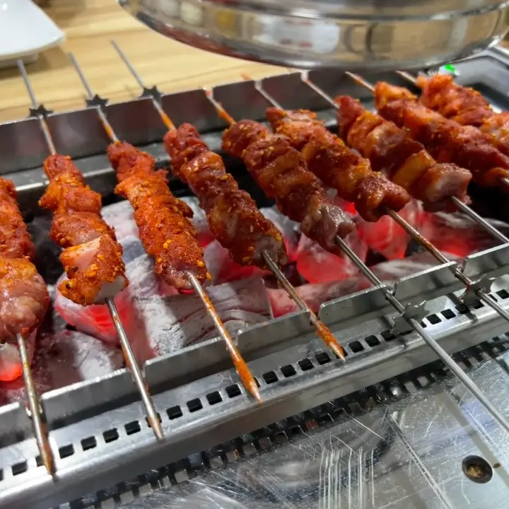 숯불 위에서 맛있게 익어가는 양꼬치