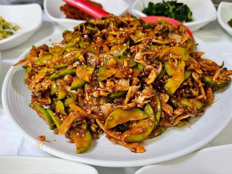 접시에 담긴 바지락회무침