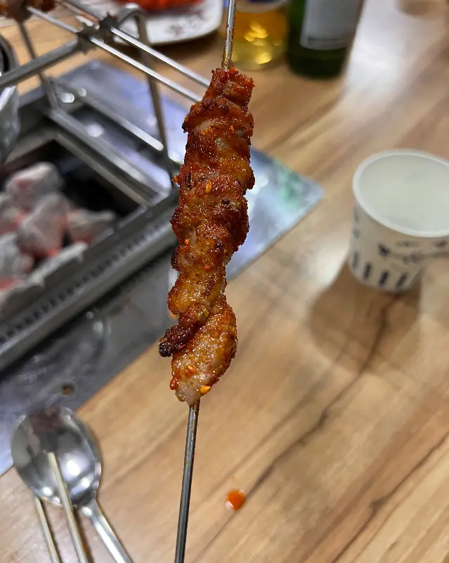 노릇하게 구워진 양꼬치 클로즈업 사진