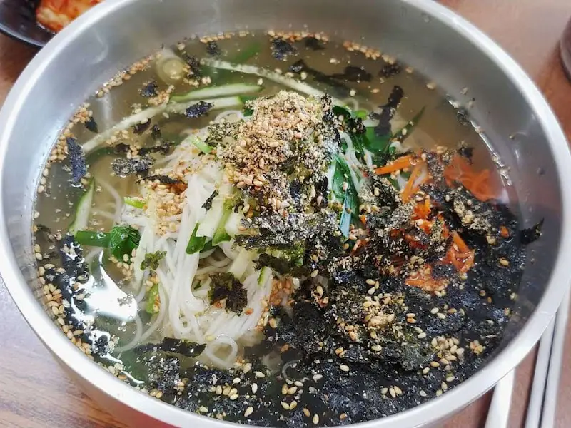 푸짐한 국수 한 상 차림