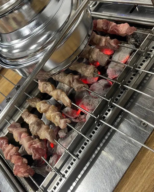 숯불 위에 올려진 양꼬치
