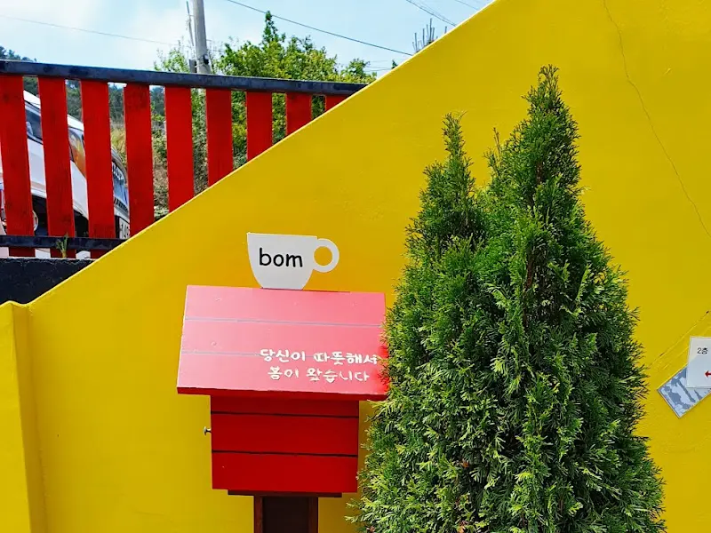 카페봄 입구의 빨간 의자 포토존