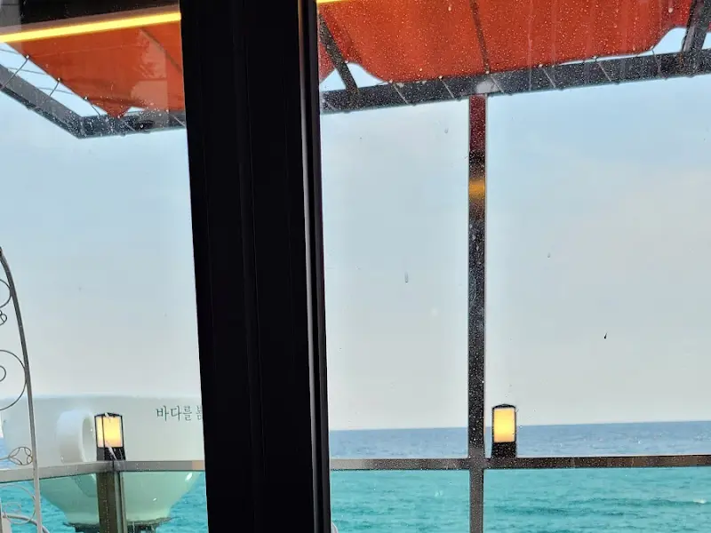 카페 창밖으로 보이는 바다 풍경