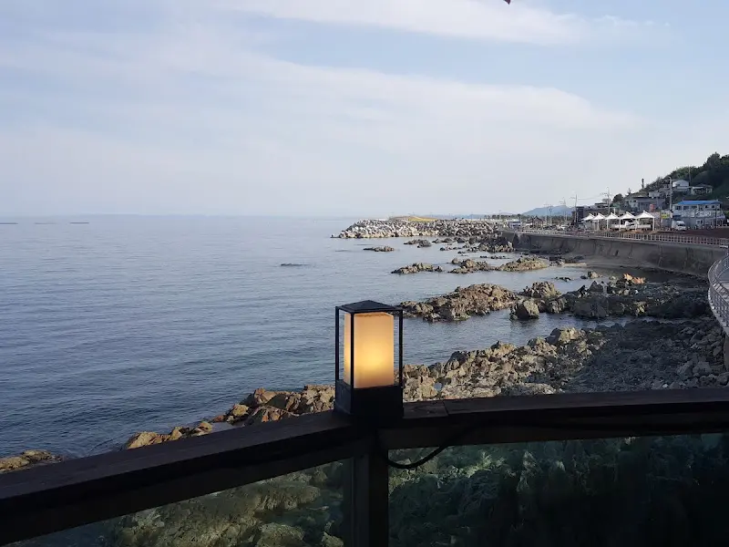 카페 테라스에서 바라본 바다