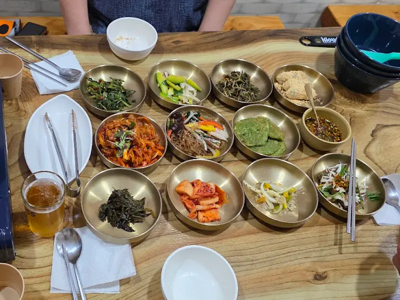 놋그릇에 담긴 정갈한 반찬들