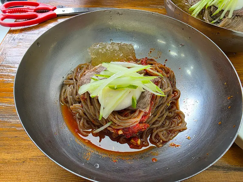비빔냉면의 매콤한 자태