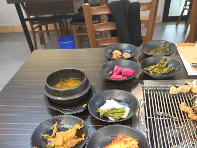 정갈하게 차려진 밑반찬과 장어구이