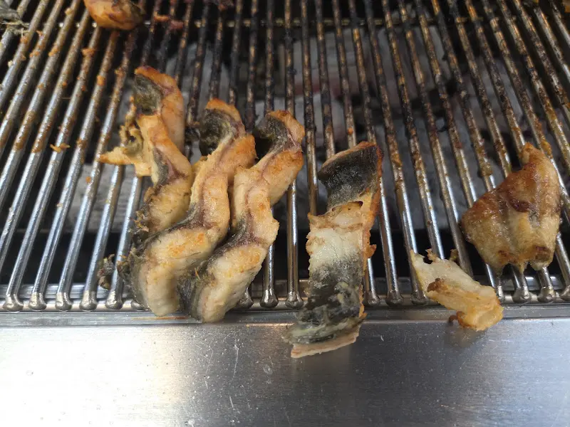 숯불 위에서 익어가는 장어