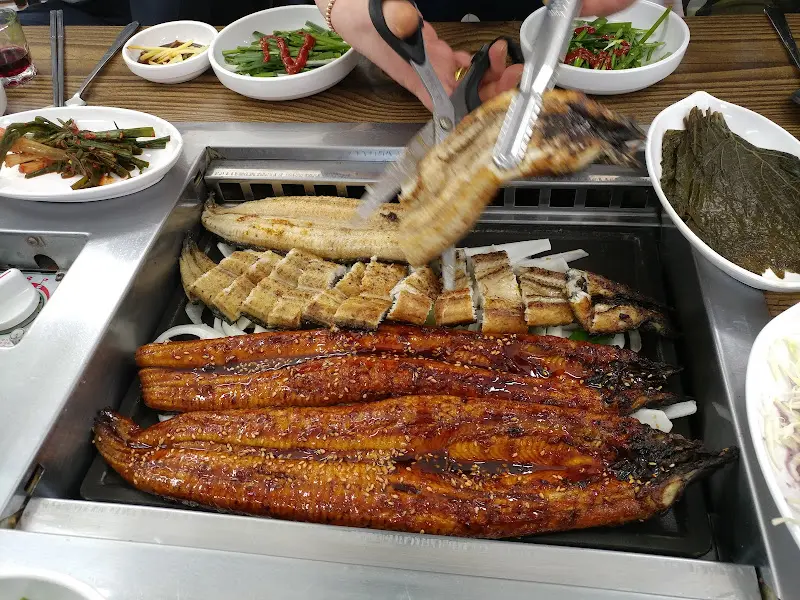 먹기 좋게 잘린 장어