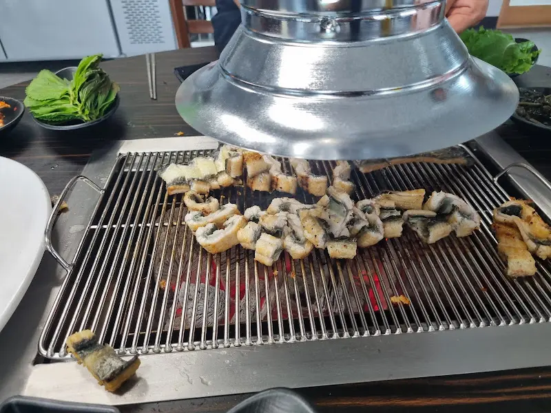 숯불에 구워지는 장어