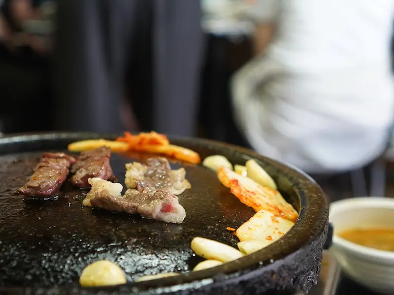 불판에 구워먹는 김치와 마늘
