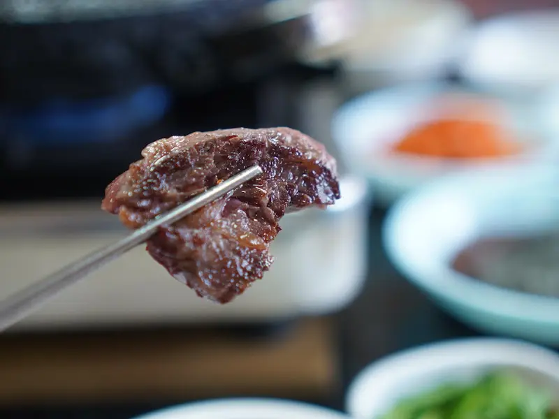 잘 구워진 안창살을 젓가락으로