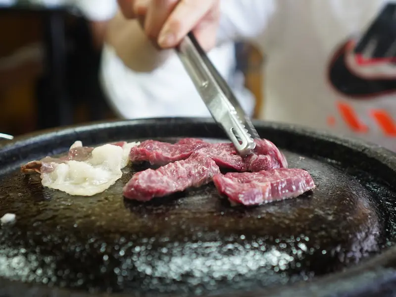 고기를 굽는 모습