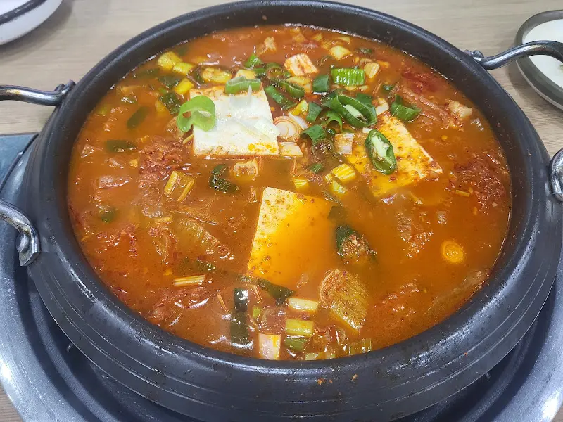 보글보글 끓는 김치찌개