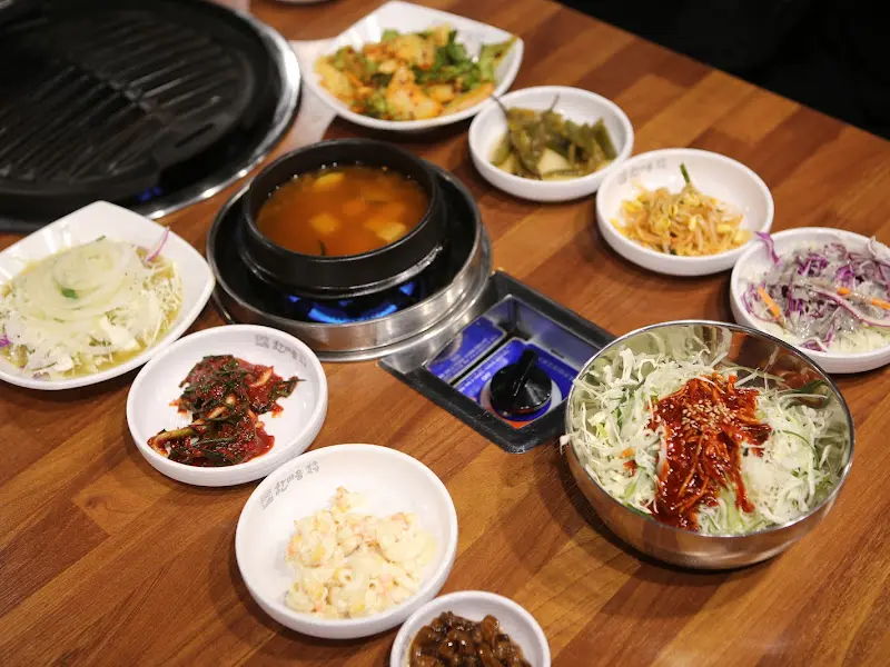 다채로운 밑반찬이 테이블 가득 차려진 모습