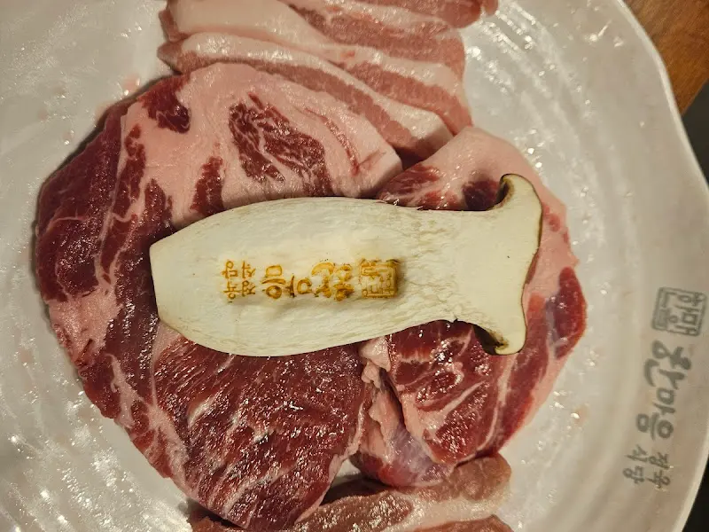 접시에 담긴 숙성 돼지고기의 모습