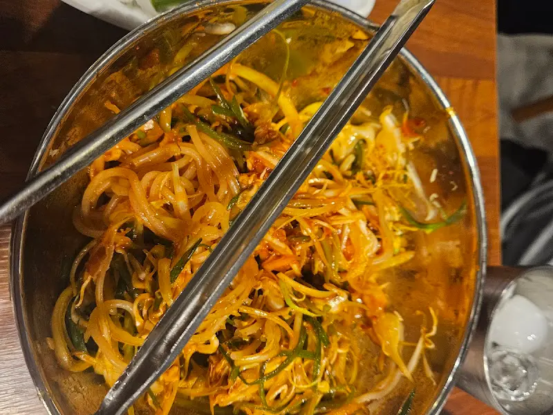 파채 쫄면을 젓가락으로 집어올리는 모습