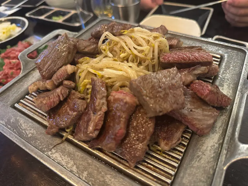 잘 구워진 소고기와 숙주