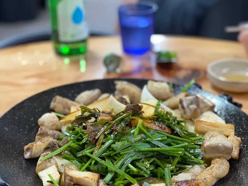 노릇노릇하게 구워진 곱창과 대창, 그리고 싱싱한 부추가 어우러진 모습