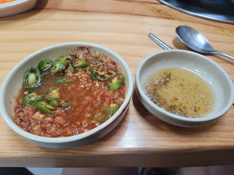 곱창을 찍어 먹는 양념 소스와 기름장