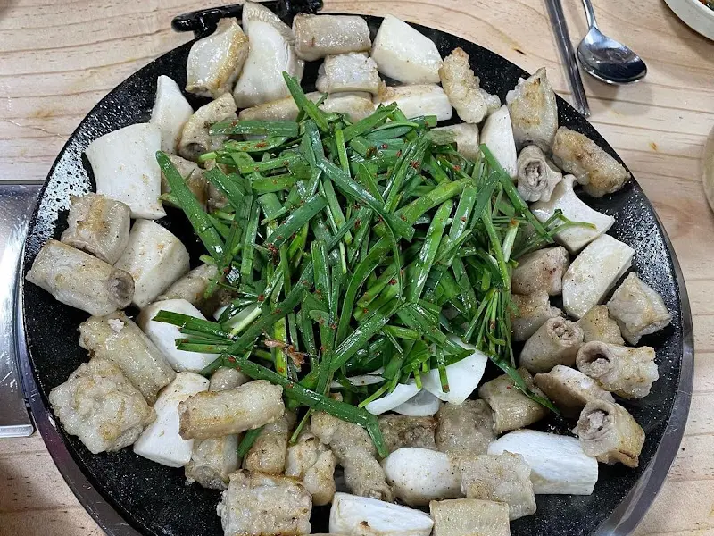 곱창, 대창, 양파, 부추가 함께 구워진 모습