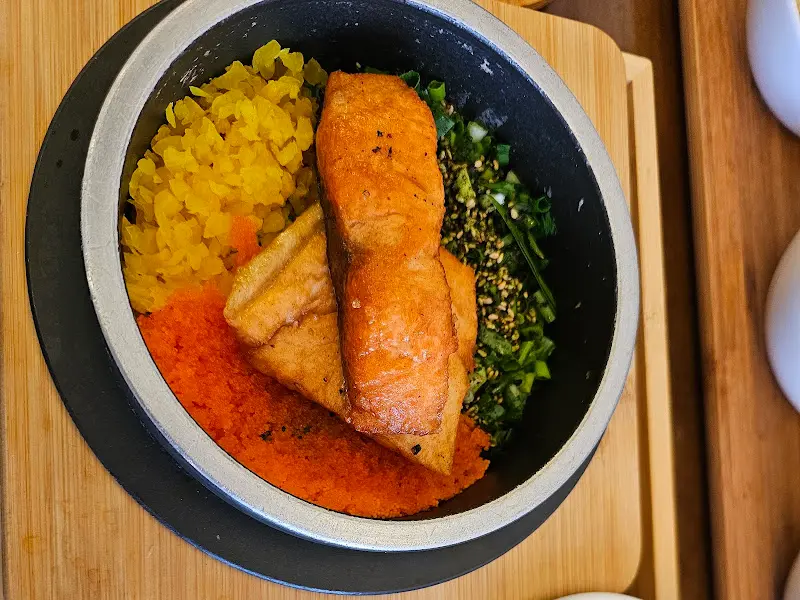 연어 스테이크 솥밥의 클로즈업 샷