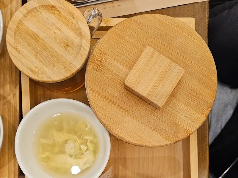 나무 뚜껑이 덮인 솥밥