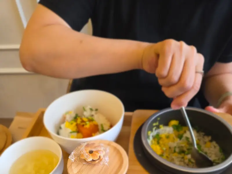 솥밥을 맛있게 비비는 모습