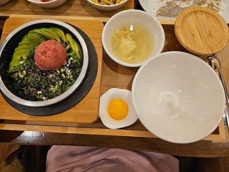 한 상 가득 차려진 솥밥