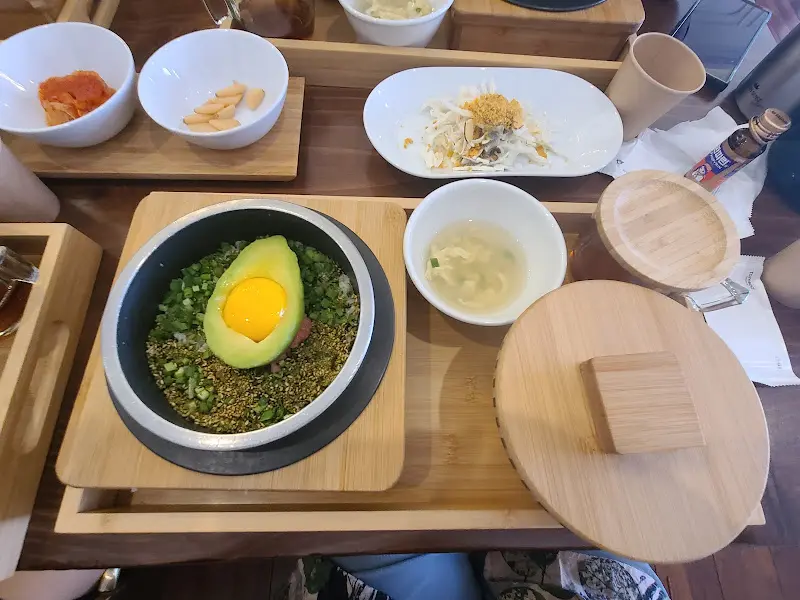 아보카도와 계란이 올라간 솥밥