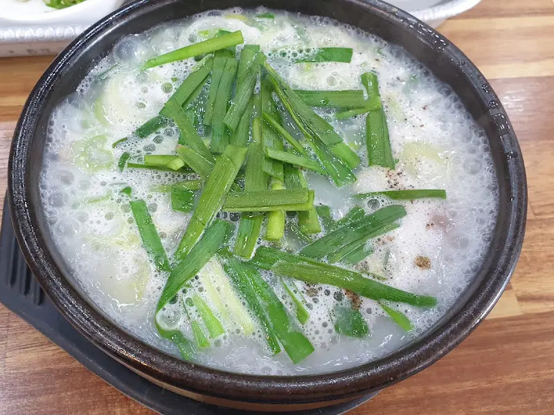 푸짐한 돼지국밥 한 상