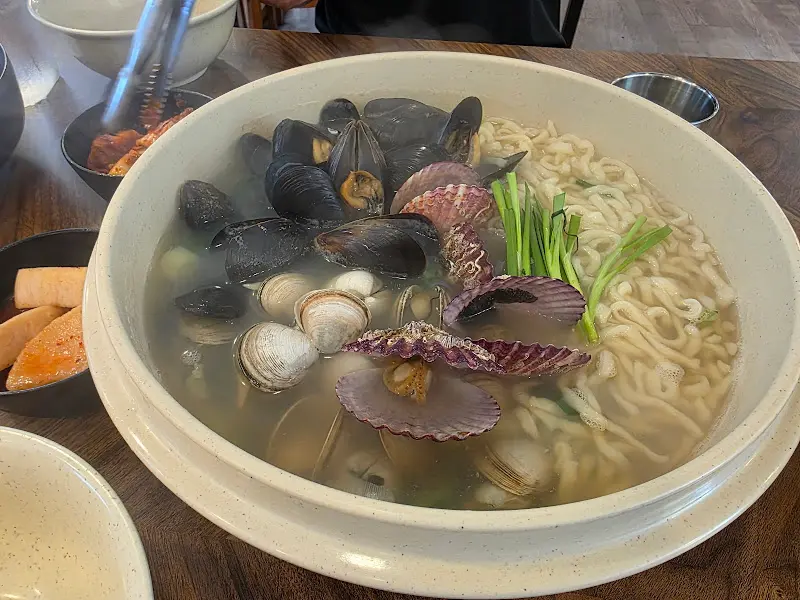 해물칼국수 조개