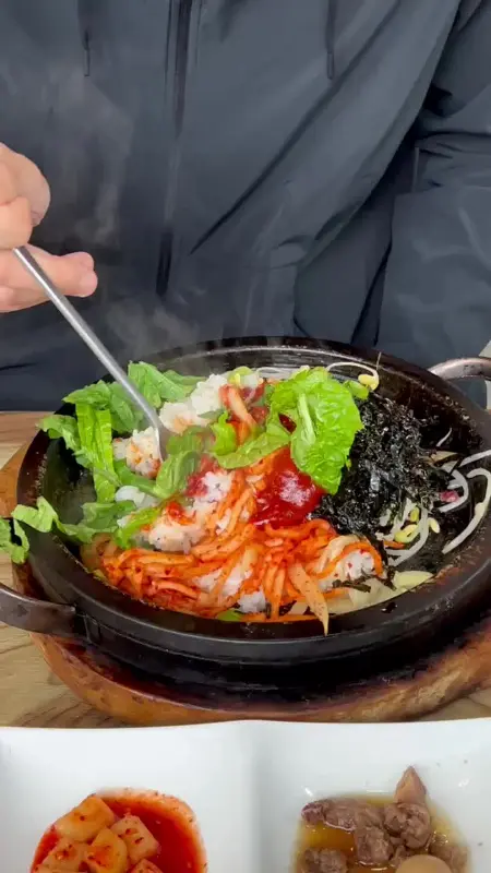 돌판 위에서 지글거리는 돌판비빔밥