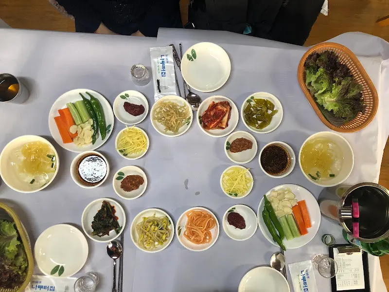 테이블 가득 차려진 밑반찬