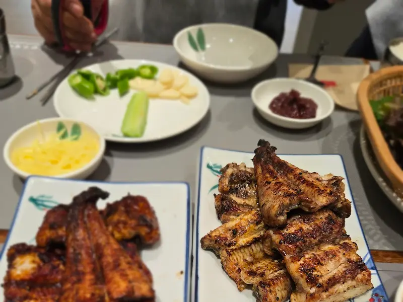 장어와 밑반찬을 함께 즐기는 모습