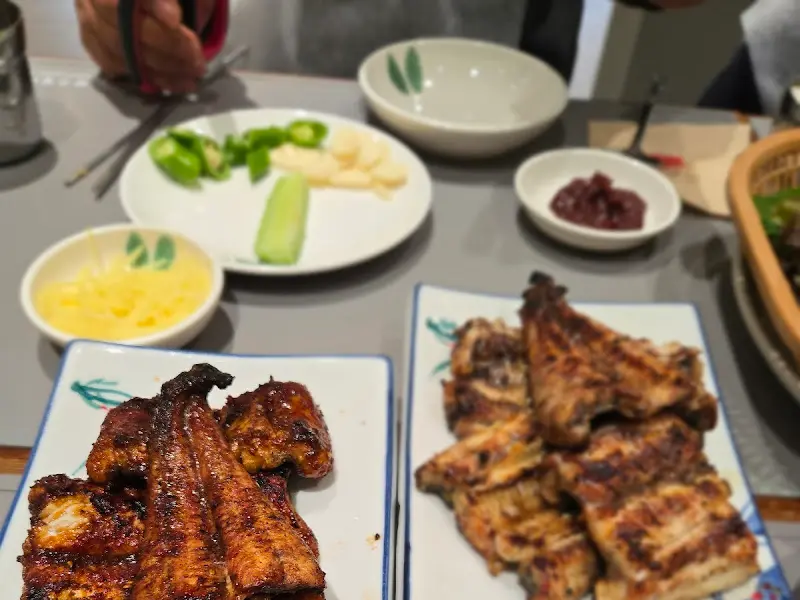 장어와 다양한 곁들임