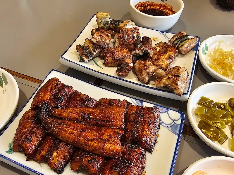 소금구이와 간장구이 장어 클로즈업