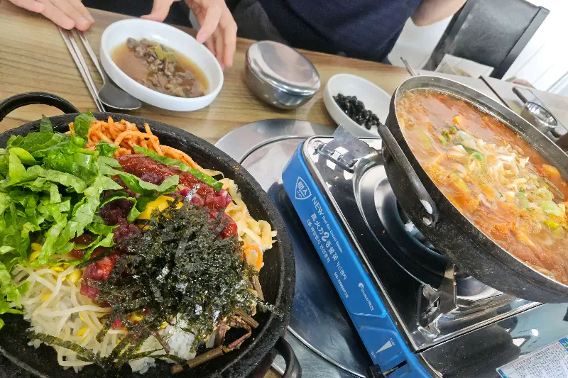 돌판비빔밥과 김치전골