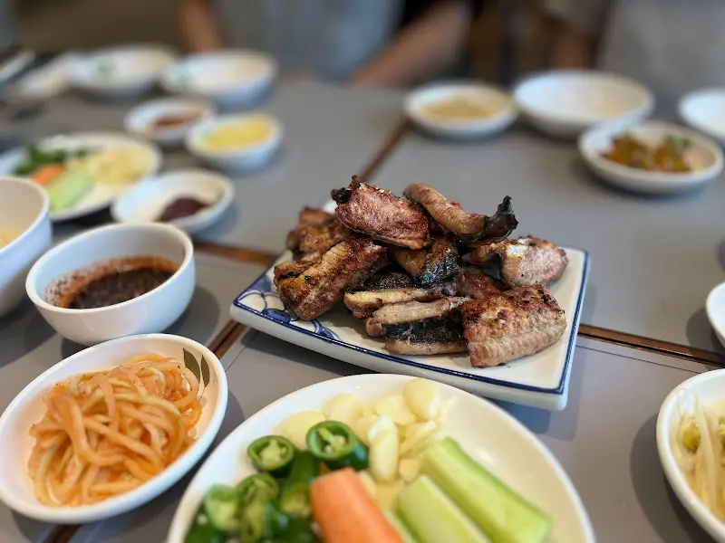 장어와 곁들임 반찬들