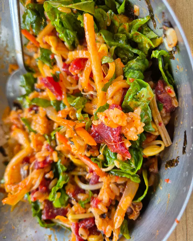 맛있게 비벼진 돌판비빔밥