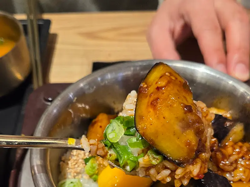 윤기가 자르르 흐르는 가지 솥밥