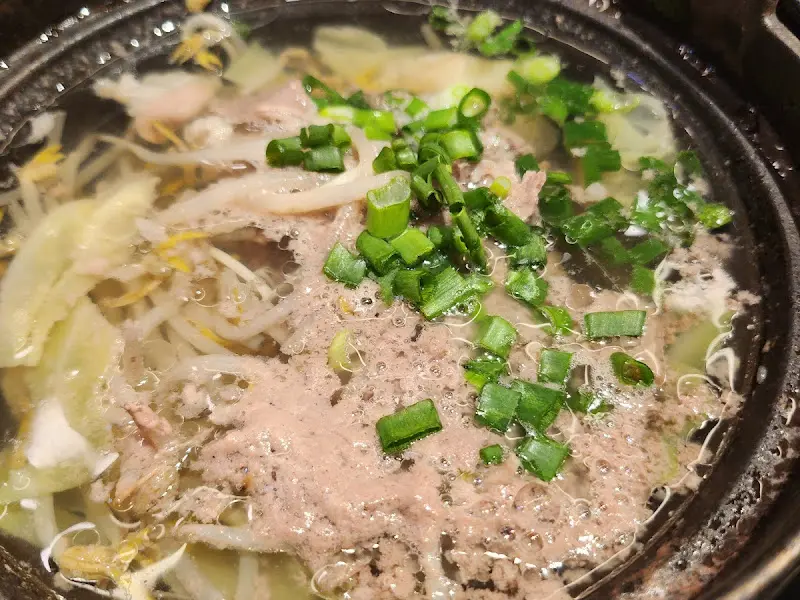 고슬고슬한 밥알과 다양한 토핑이 조화로운 솥밥